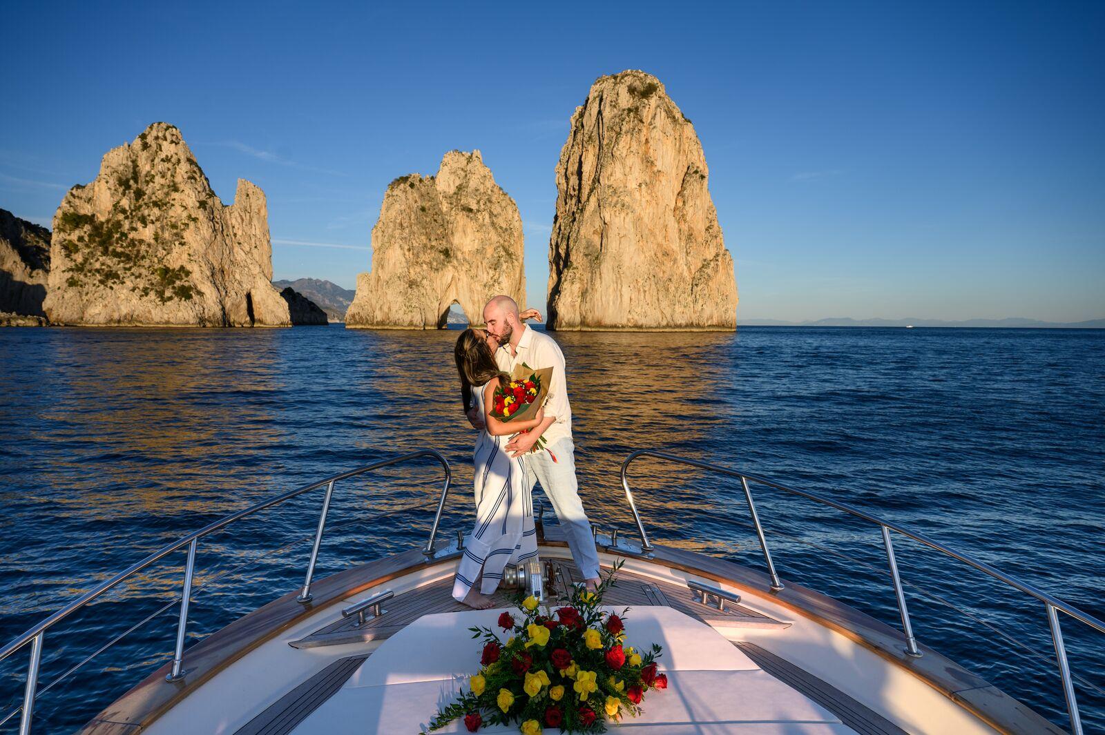 A kiss on the bow before the Faraglioni of Capri
