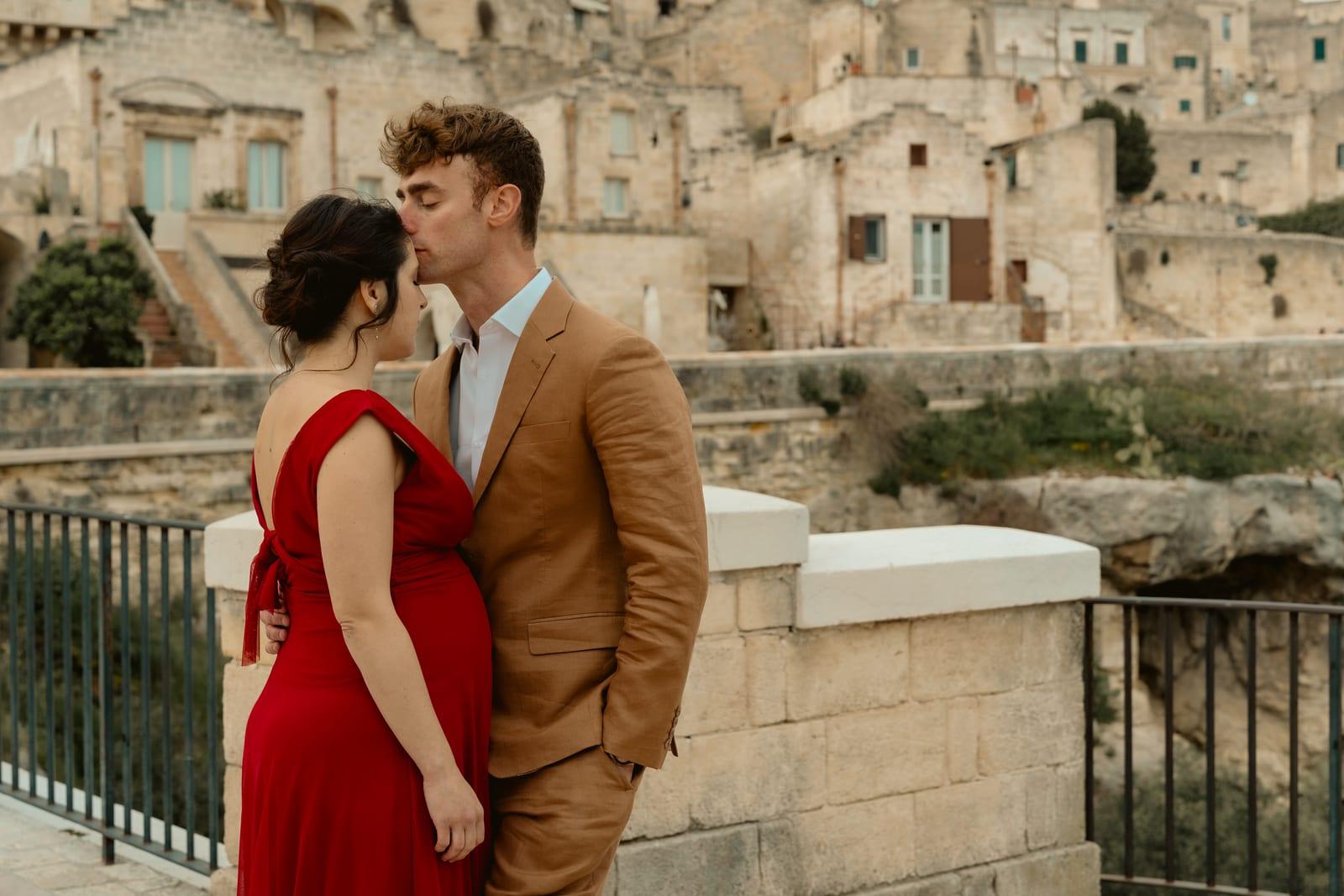 Romantic embrace above the Gravina canyon
