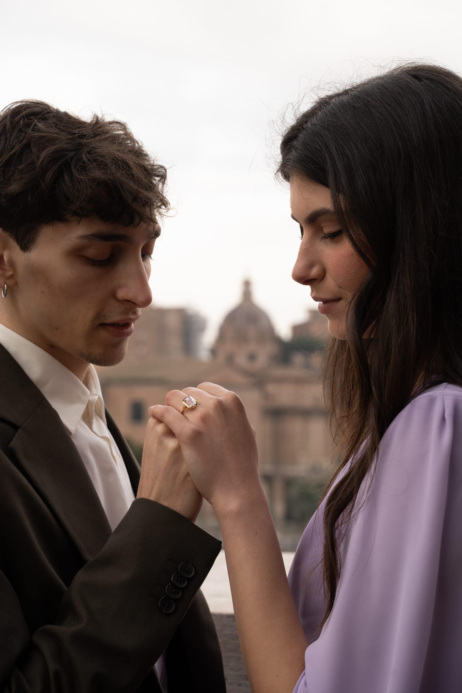 Intimate portrait at a Roman landmark